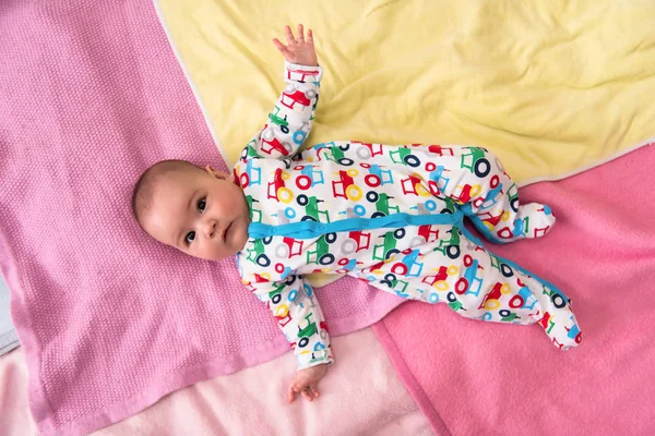 Vista superior del bebé recién nacido acostado en mantas de colores — Foto de Stock