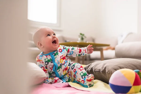 Neonato bambino seduto su coperte colorate — Foto Stock