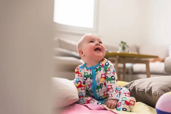 Niño recién nacido sentado en mantas coloridas — Foto de Stock