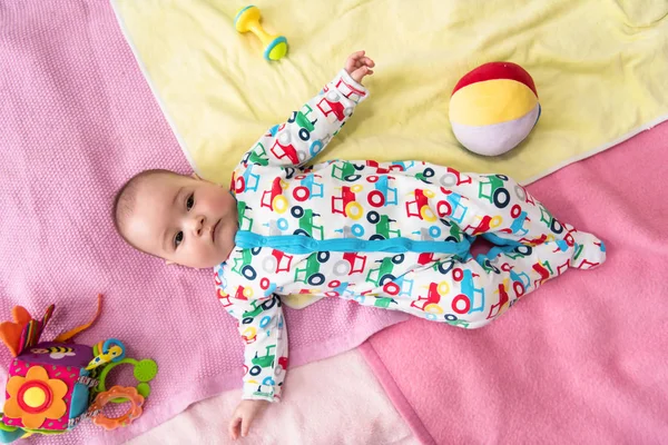 Вид новорожденного мальчика лежащего на разноцветных одеялах — стоковое фото
