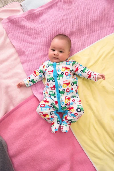 Вид новорожденного мальчика лежащего на разноцветных одеялах — стоковое фото