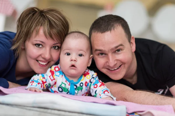 Portrait de jeune couple heureux avec leur adorable bébé garçon — Photo