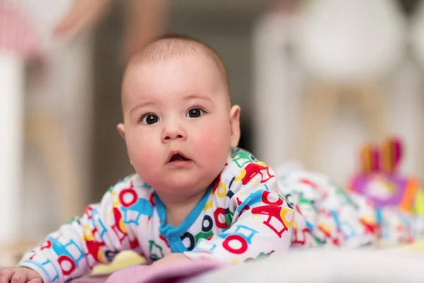 Bambino appena nato che gioca sul pavimento — Foto Stock