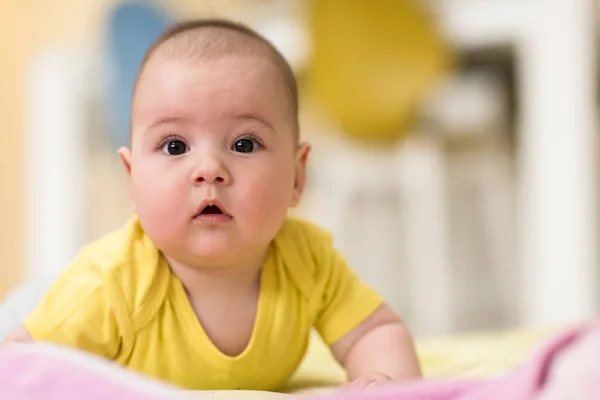 床に生まれたばかりの赤ちゃんを弾いて — ストック写真