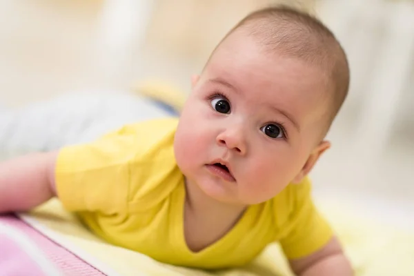 床に生まれたばかりの赤ちゃんを弾いて — ストック写真