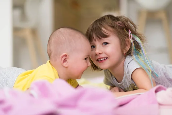 Sorellina e il suo fratellino che giocano a casa — Foto Stock