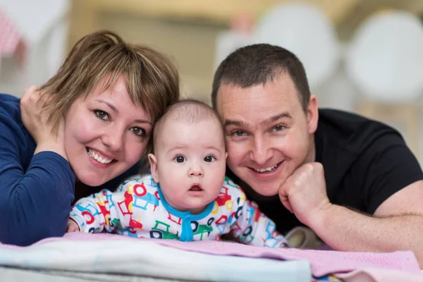 Portrait de jeune couple heureux avec leur adorable bébé garçon — Photo