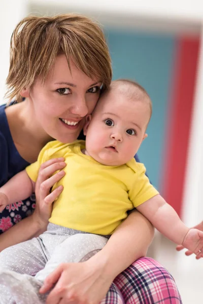Retrato de jovem mãe feliz segurando menino recém-nascido — Fotografia de Stock