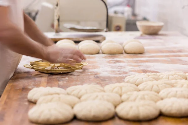 Bageri arbetare som förbereder degen — Stockfoto