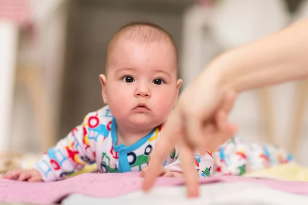 Yeni doğan bebek çocuk yerde oynamak — Stok fotoğraf