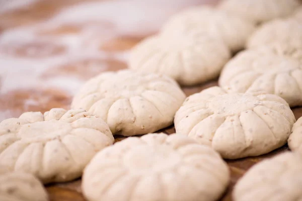 Кульки хліба з тіста готуються до випічки — стокове фото