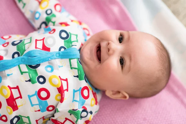 Blick von oben auf neugeborene Jungen, die auf bunten Decken liegen — Stockfoto