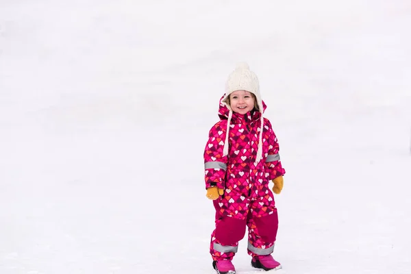 Bambina si diverte alla giornata invernale nevosa — Foto Stock