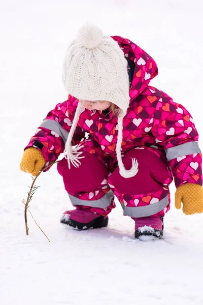 Bambina si diverte alla giornata invernale nevosa — Foto Stock