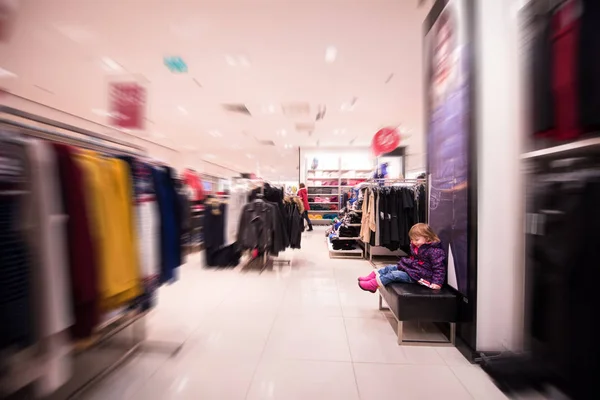 Petite fille mignonne dans le magasin de vêtements — Photo