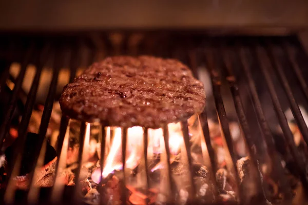 Deliziosa carne alla griglia sul barbecue — Foto Stock