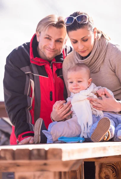 Junge glückliche Familie mit kleinem Kind genießt den Wintertag — Stockfoto