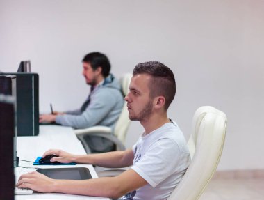 İşyerinde Grafik Tasarımcı Çalışması