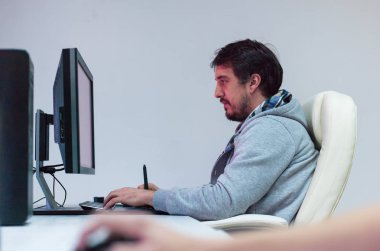 İşyerinde Grafik Tasarımcı Çalışması