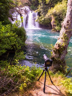 güzel şelale bir tripod üzerinde profesional Dslr kamera