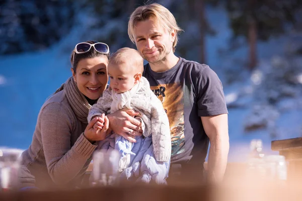 Jovem família feliz com criança desfrutando do dia de inverno — Fotografia de Stock
