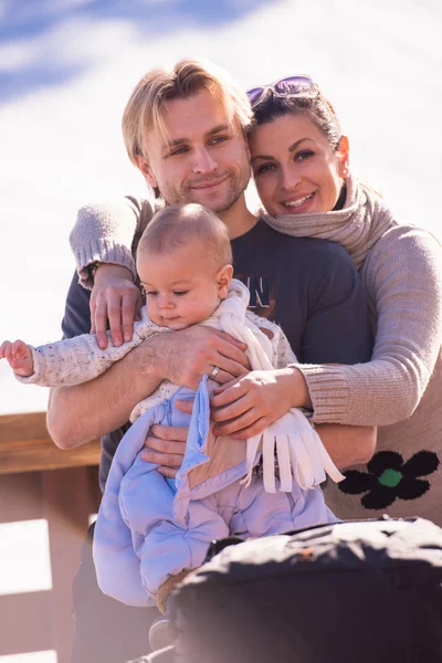 Familia feliz joven con un niño pequeño disfrutando del día de invierno —  Fotos de Stock