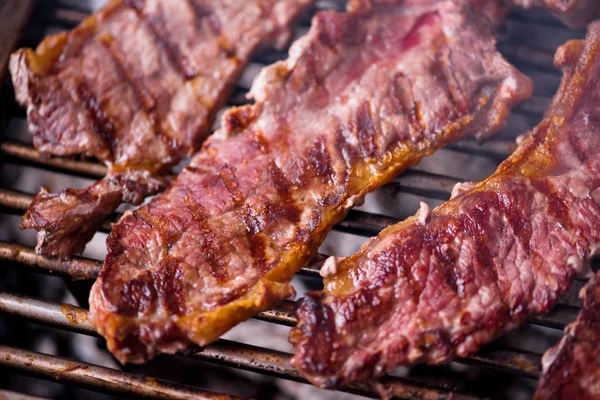 Deliciosa carne grelhada no churrasco — Fotografia de Stock