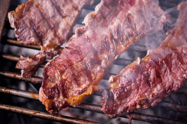 Deliciosa carne grelhada no churrasco — Fotografia de Stock