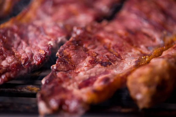 Deliciosa carne grelhada no churrasco — Fotografia de Stock