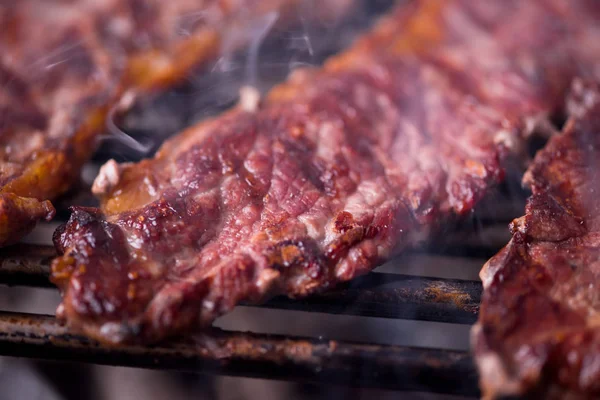 Deliziosa carne alla griglia sul barbecue — Foto Stock