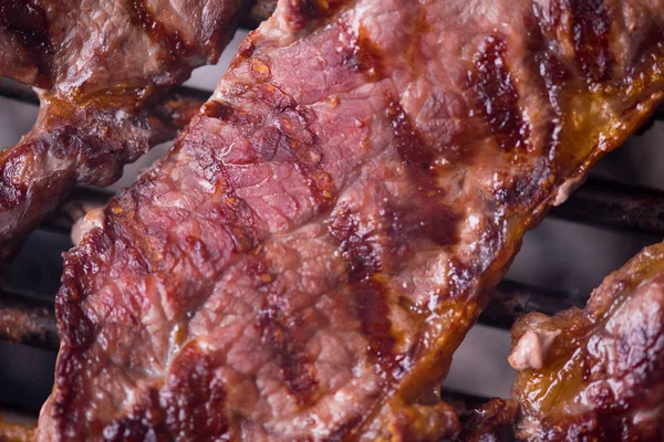 Lahodné grilované maso na grilování — Stock fotografie
