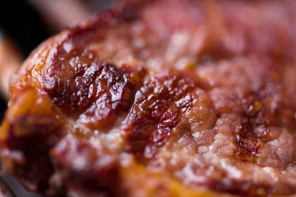 Lahodné grilované maso na grilování — Stock fotografie