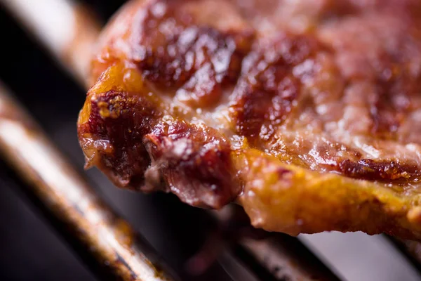 Deliciosa carne grelhada no churrasco — Fotografia de Stock