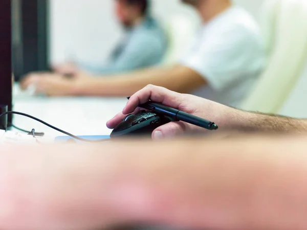 Närbild av grafisk formgivare som arbetar på arbetsplatsen — Stockfoto