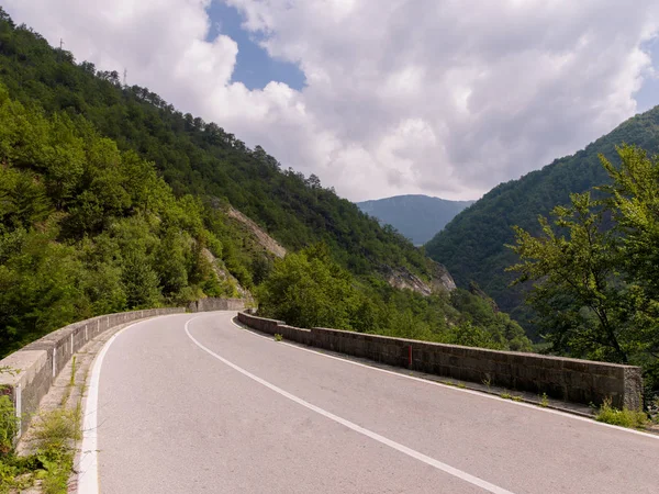 Асфальтована дорога в красивій сільській місцевості — стокове фото