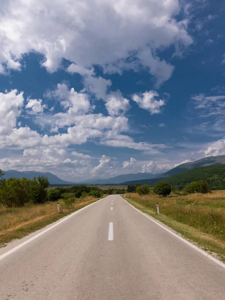 Asphalt road in beautiful countryside — Stock Photo, Image