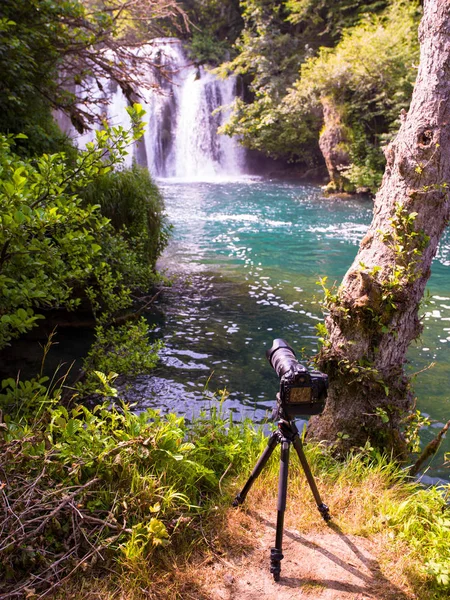 Profesional DSLR camera on a tripod at beautiful waterfall — Stock Photo, Image