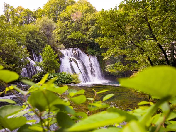 Bela cachoeira — Fotografia de Stock