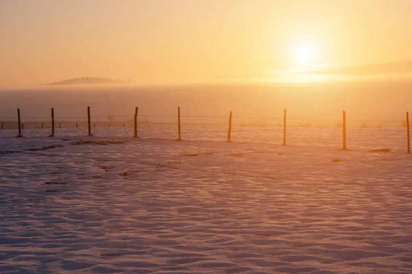 Winter landschap tijdens zonsondergang — Stockfoto