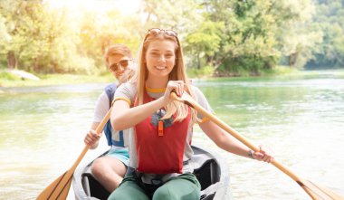 vahşi nehir üzerinde conoining kaşifler çift