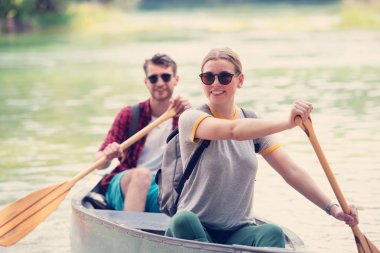 vahşi nehir üzerinde conoining kaşifler çift