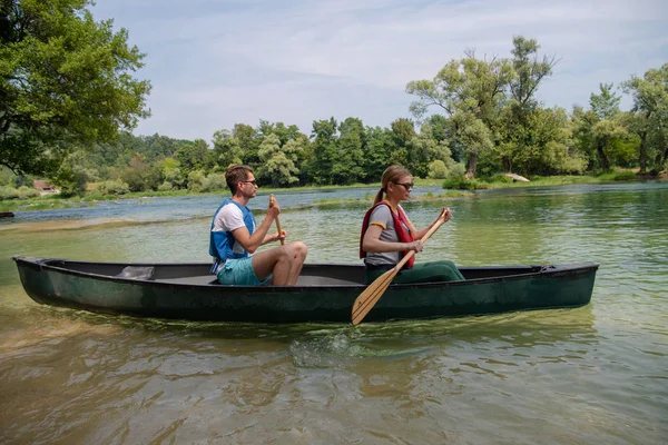 Couple d'explorateurs conoining sur la rivière sauvage — Photo