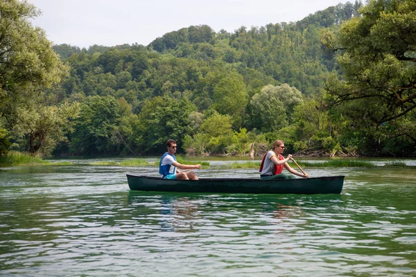 Paar ontdekkingsreizigers conoining op de wilde rivier — Stockfoto