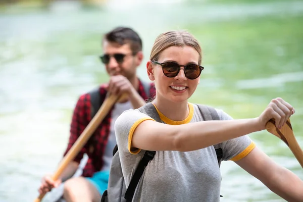 Coppia di esploratori conoining sul fiume selvaggio — Foto Stock