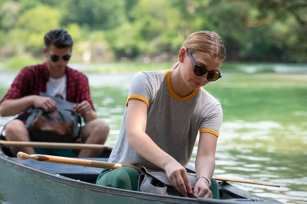 Couple d'explorateurs conoining sur la rivière sauvage — Photo