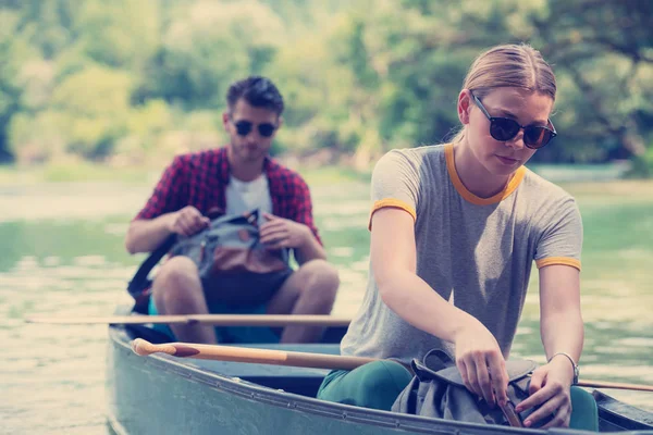 Pareja de exploradores conociendo el río salvaje — Foto de Stock