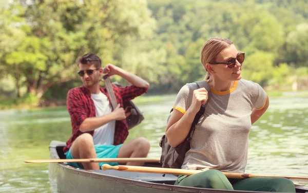 Pareja de exploradores conociendo el río salvaje —  Fotos de Stock