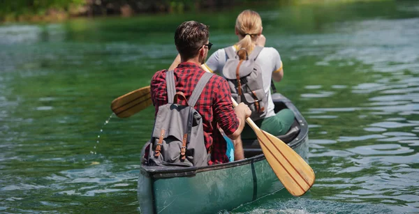 Paar ontdekkingsreizigers conoining op de wilde rivier — Stockfoto