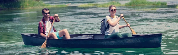 Couple d'explorateurs conoining sur la rivière sauvage — Photo