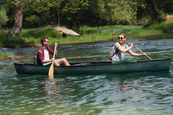 Paar ontdekkingsreizigers conoining op de wilde rivier — Stockfoto